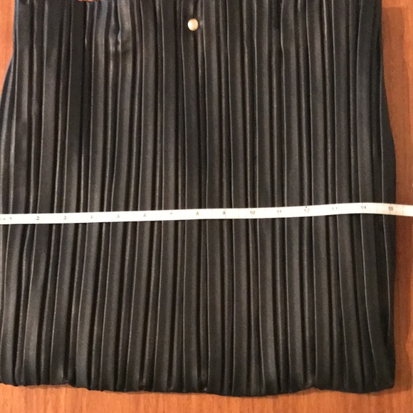 NWT black vegan expandable pleated shoulder bag! - Picture 9 of 11
